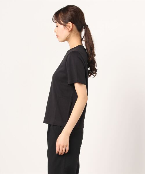 Reebok（リーボック）の「クラシックス スモールロゴ Tシャツ / Classics Small Logo Tee（Tシャツ/カットソー・レディース・ブラック×ホワイト/ホワイト×ブラック/チェリーレッド・SMALL/LARGE/MEDIUM/X-LARGE/X-SMALL/XX-LARGE）」の5枚目の写真