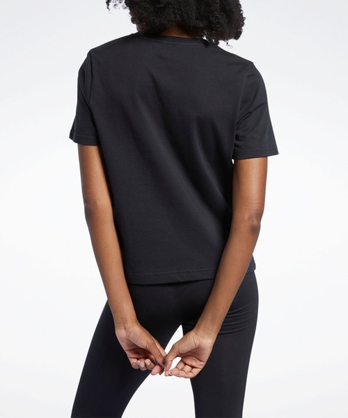 Reebok（リーボック）の「クラシックス スモールロゴ Tシャツ / Classics Small Logo Tee（Tシャツ/カットソー・レディース・ブラック×ホワイト/ホワイト×ブラック/チェリーレッド・SMALL/LARGE/MEDIUM/X-LARGE/X-SMALL/XX-LARGE）」の11枚目の写真