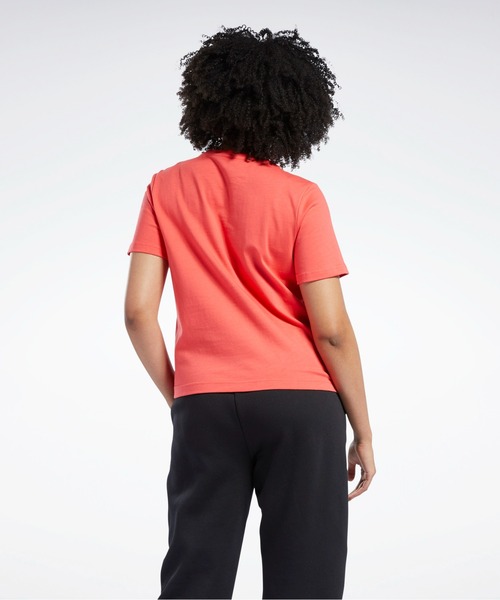 Reebok（リーボック）の「クラシックス スモールロゴ Tシャツ / Classics Small Logo Tee（Tシャツ/カットソー・レディース・ブラック×ホワイト/ホワイト×ブラック/チェリーレッド・SMALL/LARGE/MEDIUM/X-LARGE/X-SMALL/XX-LARGE）」の7枚目の写真