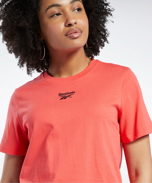 Reebok（リーボック）の「クラシックス スモールロゴ Tシャツ / Classics Small Logo Tee（Tシャツ/カットソー・レディース・ブラック×ホワイト/ホワイト×ブラック/チェリーレッド・SMALL/LARGE/MEDIUM/X-LARGE/X-SMALL/XX-LARGE）」の8枚目の写真