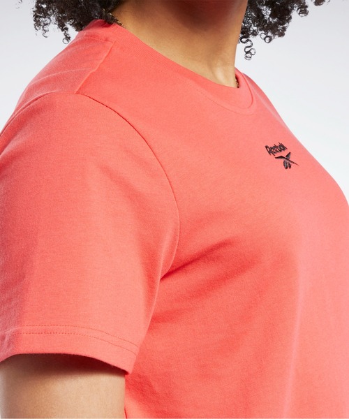 Reebok（リーボック）の「クラシックス スモールロゴ Tシャツ / Classics Small Logo Tee（Tシャツ/カットソー・レディース・ブラック×ホワイト/ホワイト×ブラック/チェリーレッド・SMALL/LARGE/MEDIUM/X-LARGE/X-SMALL/XX-LARGE）」の9枚目の写真