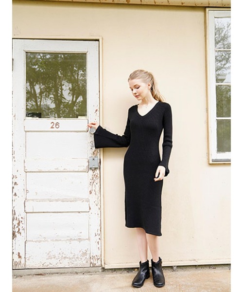 To the sea（トゥーザシー）の「背中開きニットワンピース（ワンピース