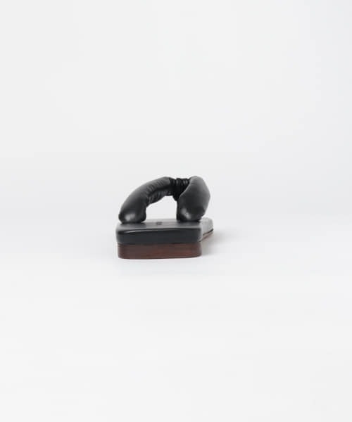 【新品未使用】WANDERUNG ワンデルング レザートングサンダル　ブラック WANDERUNG（ワンデルング）の「WANDERUNG leather thong sandals