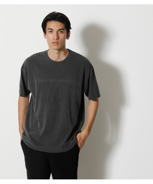 AZUL by moussy（アズールバイマウジー）の「PIGMENT GRAPHIC TEE / ピグメント グラフィックTシャツ（Tシャツ/カットソー・メンズ・ホワイト/ライトブラック/ライトベージュ・MEDIUM/LARGE）」の2枚目の写真