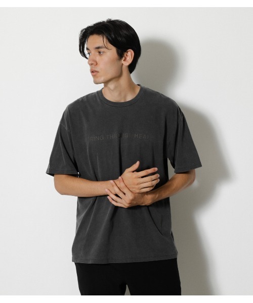 AZUL by moussy（アズールバイマウジー）の「PIGMENT GRAPHIC TEE / ピグメント グラフィックTシャツ（Tシャツ/カットソー・メンズ・ホワイト/ライトブラック/ライトベージュ・MEDIUM/LARGE）」の14枚目の写真