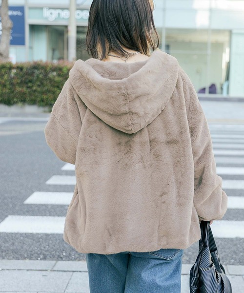 osharewalker（オシャレウォーカー）の「『ふわふわボリュームファーパーカー』（その他アウター・レディース・モカ/グレイッシュブルー/グレイッシュベージュ/ブラック/クリーム・FREE）」の14枚目の写真