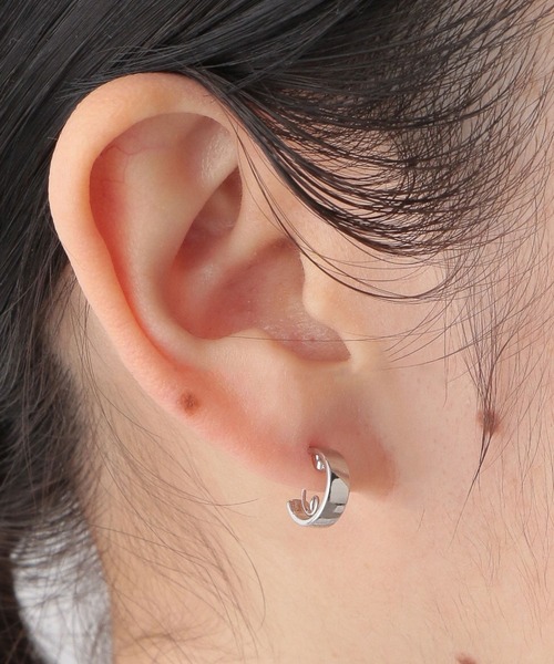 LOWRYS FARM(ローリーズファーム)の「ループフィットイヤリング 218524(イヤリング・レディース・シルバー/ゴールド/ブラック系その他/ベージュ/ブラウン/キャメル/モカ/ブラウン系その他/シルバー系その他/ゴールド系その他・FREE)」の2枚目の写真