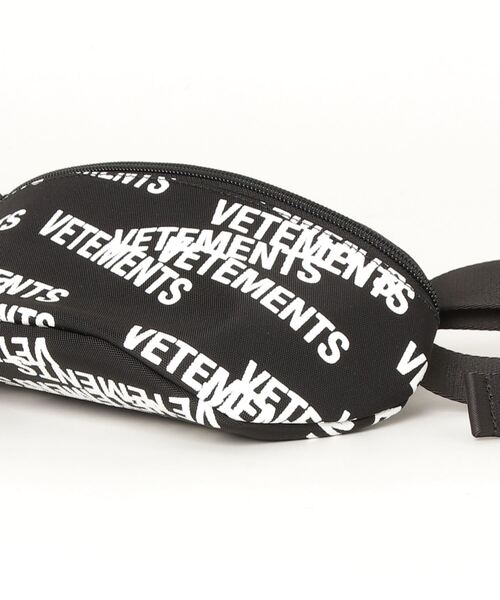 VETEMENTS（ヴェトモン）の「VETEMENTS / ヴェトモン：STAMPED LOGO FANNY PACK：UA52BA300[RIP]（ショルダーバッグ・メンズ・ブラック・FREE）」の2枚目の写真
