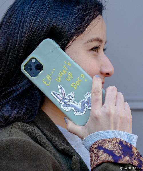 ACCOMMODE（アコモデ）の「ルーニー・テューンズ / バイカラーiPhoneケース 13対応（スマホケース/カバー・レディース・ミント/イエロー/グレー/ピンク・FREE）」の2枚目の写真