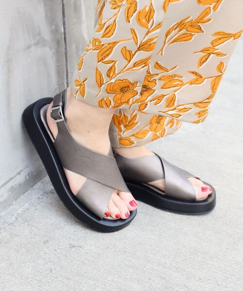 SHIPS（シップス）の「*クロスベルトサンダル◆（サンダル・レディース・ブラック/ブラウン/オフホワイト/ダークグレー・38/36/37）」の4枚目の写真