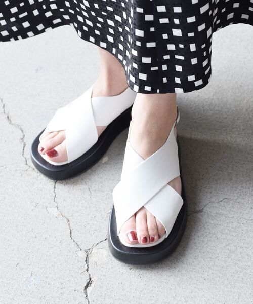 SHIPS（シップス）の「*クロスベルトサンダル◆（サンダル・レディース・ブラック/ブラウン/オフホワイト/ダークグレー・38/36/37）」の2枚目の写真