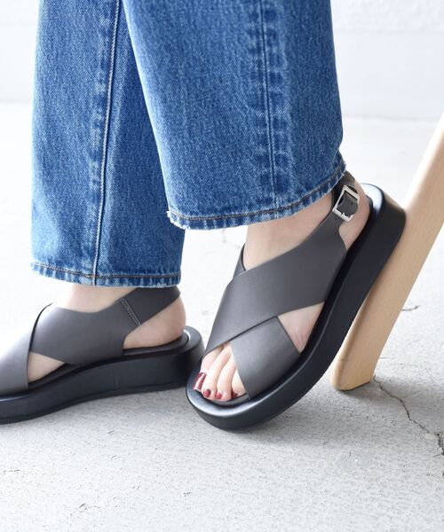 SHIPS（シップス）の「*クロスベルトサンダル◆（サンダル・レディース・ブラック/ブラウン/オフホワイト/ダークグレー・38/36/37）」の14枚目の写真