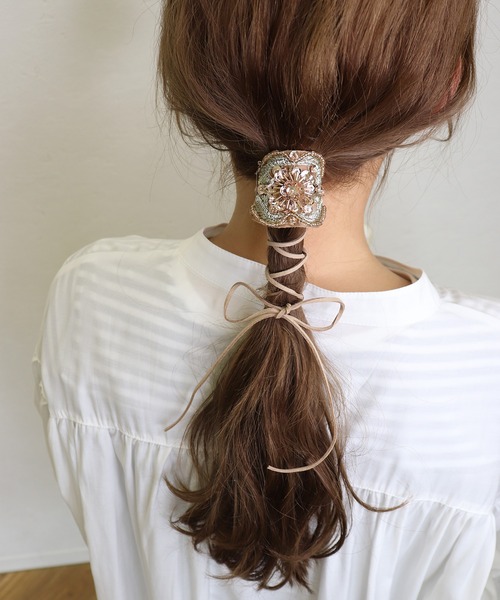 Monocoro toppi（モノコロトッピ）の「ビーズ刺繍 ポニーフック（その他ヘアアクセサリー・レディース・ブラック/アイボリー/ベージュ/ブラウン・フリー）」の4枚目の写真