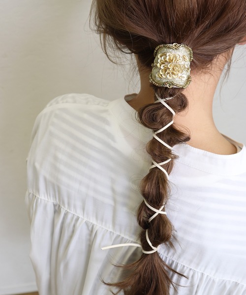 Monocoro toppi（モノコロトッピ）の「ビーズ刺繍 ポニーフック（その他ヘアアクセサリー・レディース・ブラック/アイボリー/ベージュ/ブラウン・フリー）」の2枚目の写真