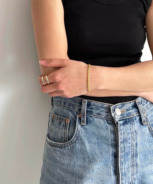 PT(ピーティ)の「Pt(ピーティー) ねじりチェーンブレス(ブレスレット・レディース・シルバー/ゴールド・ONE SIZE)」の1枚目の写真