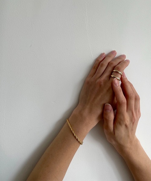 PT(ピーティ)の「Pt(ピーティー) ねじりチェーンブレス(ブレスレット・レディース・シルバー/ゴールド・ONE SIZE)」の7枚目の写真