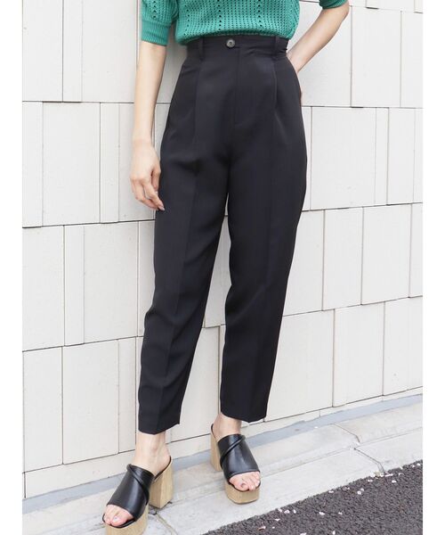 MURUA(ムルーア)の「タックコクーンパンツ(スラックス・レディース・ブラック/ピンク/ベージュ・1/2)」の2枚目の写真