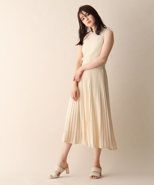 OPAQUE.CLIP（オペークドットクリップ）の「◆タックプリーツニットワンピース（ワンピース・レディース・マスタード/ライトベージュ/ガンメタ・38/36）」の2枚目の写真