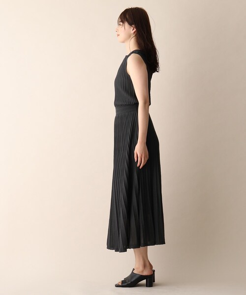 OPAQUE.CLIP（オペークドットクリップ）の「◆タックプリーツニットワンピース（ワンピース・レディース・マスタード/ライトベージュ/ガンメタ・38/36）」の5枚目の写真