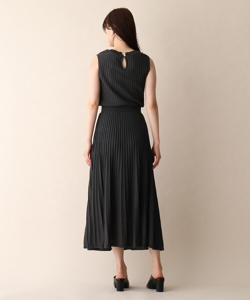 OPAQUE.CLIP（オペークドットクリップ）の「◆タックプリーツニットワンピース（ワンピース・レディース・マスタード/ライトベージュ/ガンメタ・38/36）」の6枚目の写真