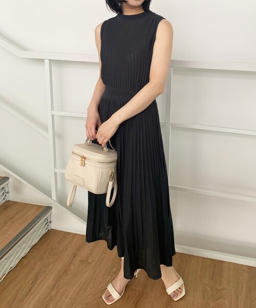 OPAQUE.CLIP（オペークドットクリップ）の「◆タックプリーツニットワンピース（ワンピース・レディース・マスタード/ライトベージュ/ガンメタ・38/36）」の3枚目の写真