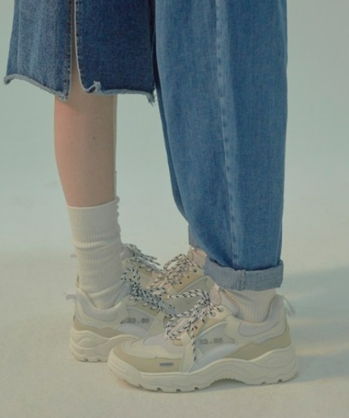 23.65（イーシプサムチョンユクオ）の「23.65(イーシプサムチョンユクオ)/V2　ボリュームソール 厚底 スニーカー（スニーカー・レディース・ホワイト/ブラック/ブラック系その他・23.0cm/24.0cm/25.0cm）」の2枚目の写真