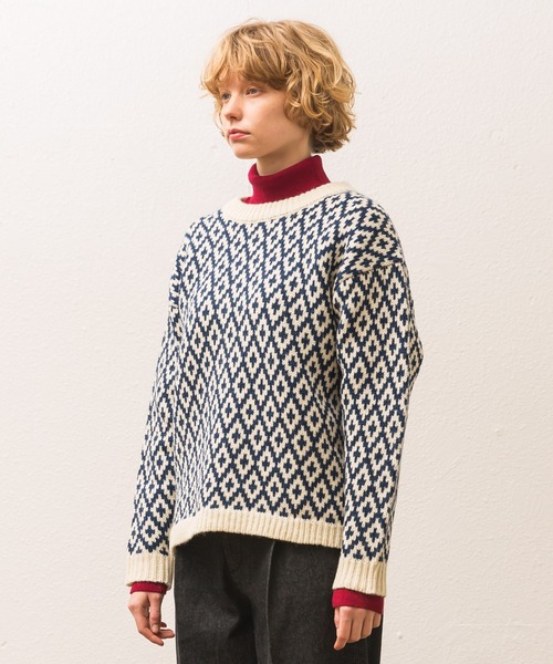 ALLUMER（アリュメール）の「アーガイルジャガードプルオーバーニット（ニット/セーター・レディース・ネイビー/レッド・1）」の4枚目の写真
