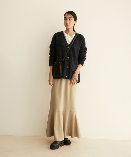 SALON adam et rope'(サロン アダム エ ロペ)の「サテンマーメイドスカート(スカート・レディース・ベージュ/ブラック・S/M)」の9枚目の写真