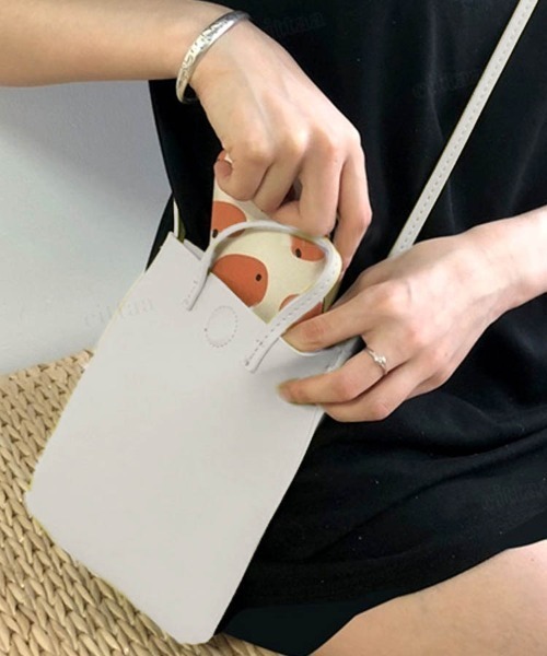 Dalfwin（ダールフィン）の「2022 AW 秋冬 レディース バッグ スクエアミニスマホショルダー スマホポシェット（ショルダーバッグ・レディース・ホワイト/ブラック/ダークベージュ・ONE SIZE）」の2枚目の写真