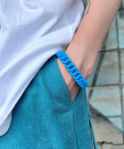 Figments(フィグメンツ)の「ラバーチェーンブレスレット(ブレスレット・レディース・オレンジ/ブラック/ブルー・FREE)」の1枚目の写真