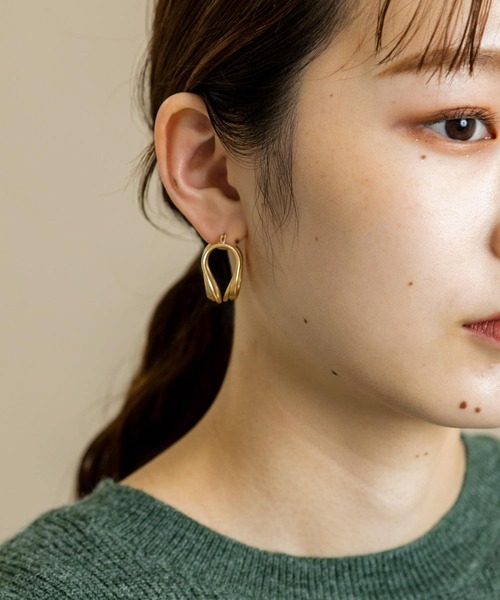 SMELLY(スメリー)の「メタルラインボールドピアス(ピアス(両耳用)・レディース・ゴールド・-)」の3枚目の写真