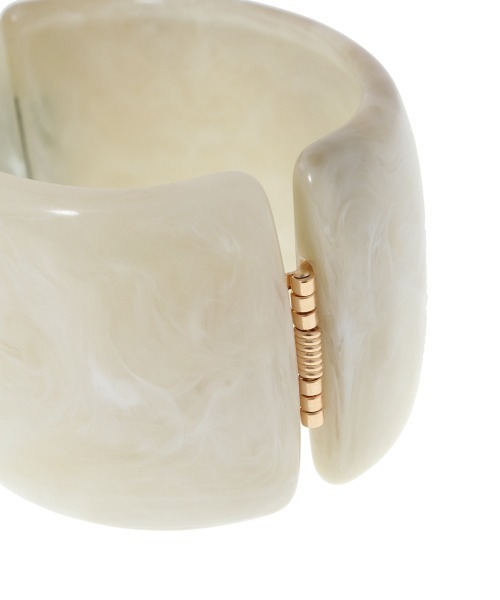 CLANE(クラネ)の「MARBLE WIDE BANGLE(バングル/リストバンド・レディース・ブラウン/アイボリー・FREE)」の4枚目の写真