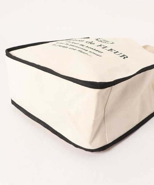 Maison de FLEUR（メゾンドフルール）の「パイピングスクエアトートバッグ（トートバッグ・レディース・アイボリー/ブラック・FREE）」の9枚目の写真