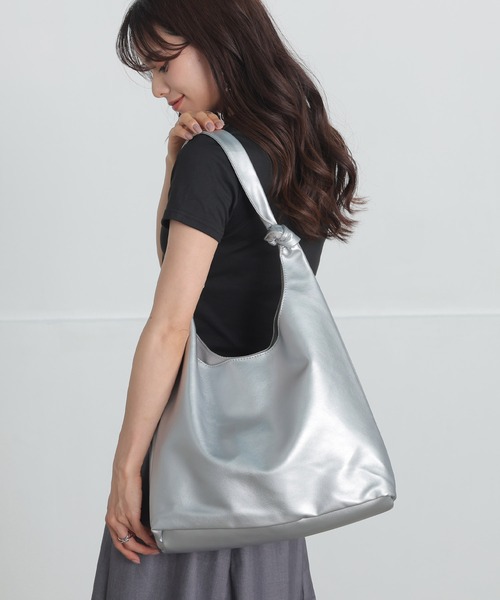 ALTROSE（アルトローズ）の「トートバッグ ワンハンドル A4 収納 ルッチ２（トートバッグ・レディース・グレー/ブルー/ブラック/ブラウン/アイボリー/シルバー・FREE）」の8枚目の写真