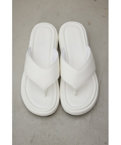 AZUL by moussy（アズールバイマウジー）の「中綿トングサンダル（サンダル・レディース・ブラック/アイボリー/グレー・SMALL/MEDIUM/LARGE/LL）」の6枚目の写真