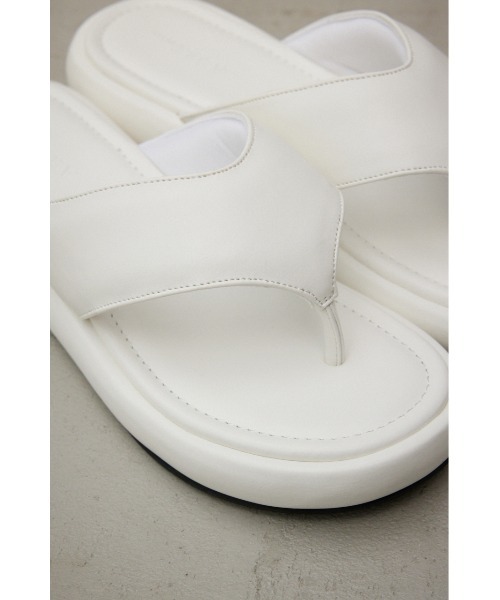 AZUL by moussy（アズールバイマウジー）の「中綿トングサンダル（サンダル・レディース・ブラック/アイボリー/グレー・SMALL/MEDIUM/LARGE/LL）」の5枚目の写真