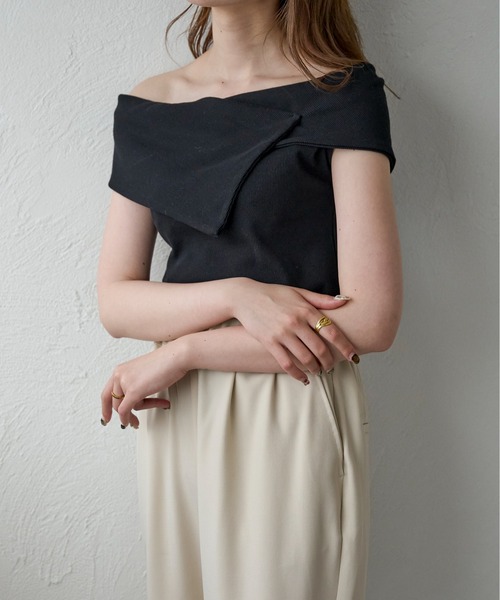 Ambre Ciel（アンブルシエル）の「アシメリブオフショルトップス／【WEB/EC限定商品】（Tシャツ/カットソー・レディース・ブラック/アイボリー・FREE）」の7枚目の写真