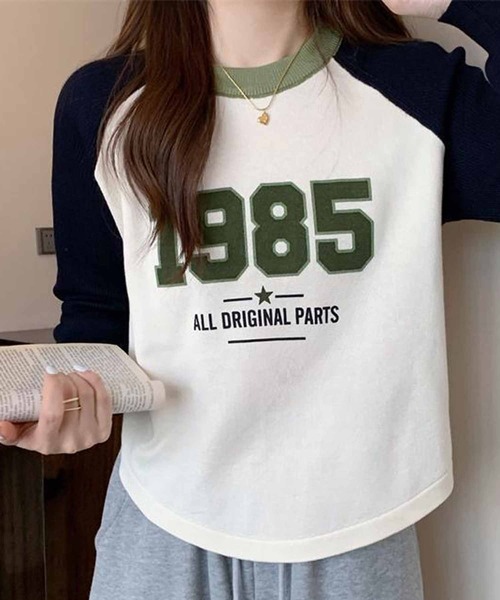 NANEA(ナネア)の「1985ロゴプリントラグランスリーブニットプルオーバー異素材ドッキング(ニット/セーター・レディース・ホワイト/グレー/レッド・ONE SIZE)」の2枚目の写真
