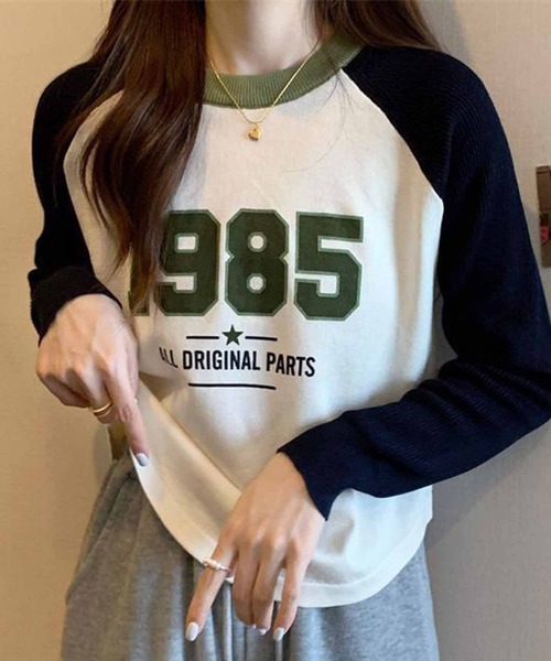 NANEA(ナネア)の「1985ロゴプリントラグランスリーブニットプルオーバー異素材ドッキング(ニット/セーター・レディース・ホワイト/グレー/レッド・ONE SIZE)」の4枚目の写真