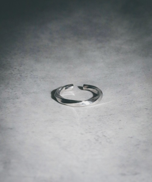 Mag.(マグ)の「【sterling silver】 フリーサイズ ツイストリング(リング・メンズ・シルバー/ゴールド・FREE)」の2枚目の写真