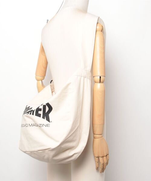 THRASHER(スラッシャー)の「THRASHER ロゴプリントニュースペーパーバッグ(ショルダーバッグ・メンズ・ブラック/アイボリー・FREE)」の6枚目の写真