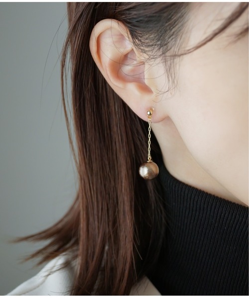 Meach.（ミーチ）の「【Meach.】14kgfコットンパールショートチェーン/樹脂ノンホールピアス（イヤリング・レディース・ブラウン/ブラック/ベージュ/ピンクベージュ/ホワイト・FREE）」の4枚目の写真