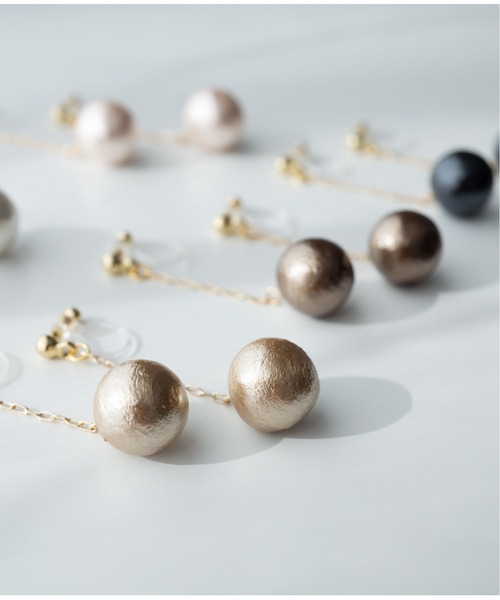 Meach.（ミーチ）の「【Meach.】14kgfコットンパールショートチェーン/樹脂ノンホールピアス（イヤリング・レディース・ブラウン/ブラック/ベージュ/ピンクベージュ/ホワイト・FREE）」の9枚目の写真