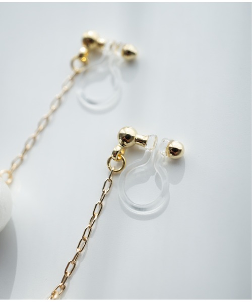 Meach.（ミーチ）の「【Meach.】14kgfコットンパールショートチェーン/樹脂ノンホールピアス（イヤリング・レディース・ブラウン/ブラック/ベージュ/ピンクベージュ/ホワイト・FREE）」の12枚目の写真