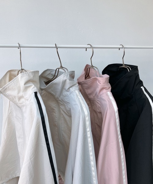 AS KNOW AS plus（アズノゥアズプラス）の「◎ナイロン サイドライン スタンドショートブルゾン（ライン、リボン）（ナイロンジャケット・レディース・アイボリー/グレー/ブラック/ピンク/ピンク系/グレー系・FREE）」の8枚目の写真