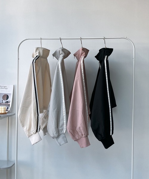 AS KNOW AS plus（アズノゥアズプラス）の「◎ナイロン サイドライン スタンドショートブルゾン（ライン、リボン）（ナイロンジャケット・レディース・アイボリー/グレー/ブラック/ピンク/ピンク系/グレー系・FREE）」の10枚目の写真