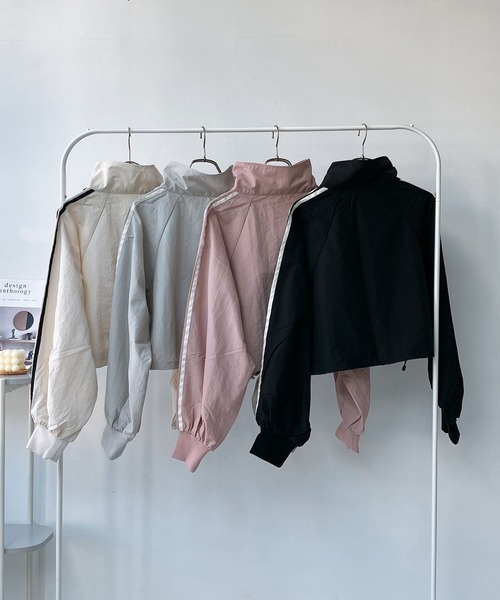 AS KNOW AS plus（アズノゥアズプラス）の「◎ナイロン サイドライン スタンドショートブルゾン（ライン、リボン）（ナイロンジャケット・レディース・アイボリー/グレー/ブラック/ピンク/ピンク系/グレー系・FREE）」の11枚目の写真