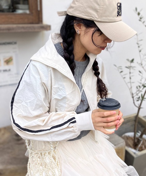 AS KNOW AS plus（アズノゥアズプラス）の「◎ナイロン サイドライン スタンドショートブルゾン（ライン、リボン）（ナイロンジャケット・レディース・アイボリー/グレー/ブラック/ピンク/ピンク系/グレー系・FREE）」の13枚目の写真