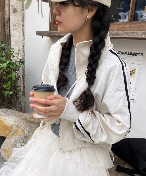 AS KNOW AS plus（アズノゥアズプラス）の「◎ナイロン サイドライン スタンドショートブルゾン（ライン、リボン）（ナイロンジャケット・レディース・アイボリー/グレー/ブラック/ピンク/ピンク系/グレー系・FREE）」の14枚目の写真