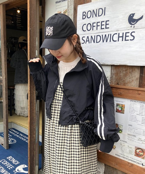 AS KNOW AS plus（アズノゥアズプラス）の「◎ナイロン サイドライン スタンドショートブルゾン（ライン、リボン）（ナイロンジャケット・レディース・アイボリー/グレー/ブラック/ピンク/ピンク系/グレー系・FREE）」の19枚目の写真